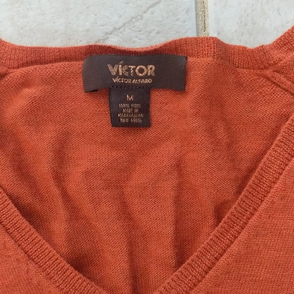 Victor Alfaro medium burnt orange sweater - Picture 2 of 5